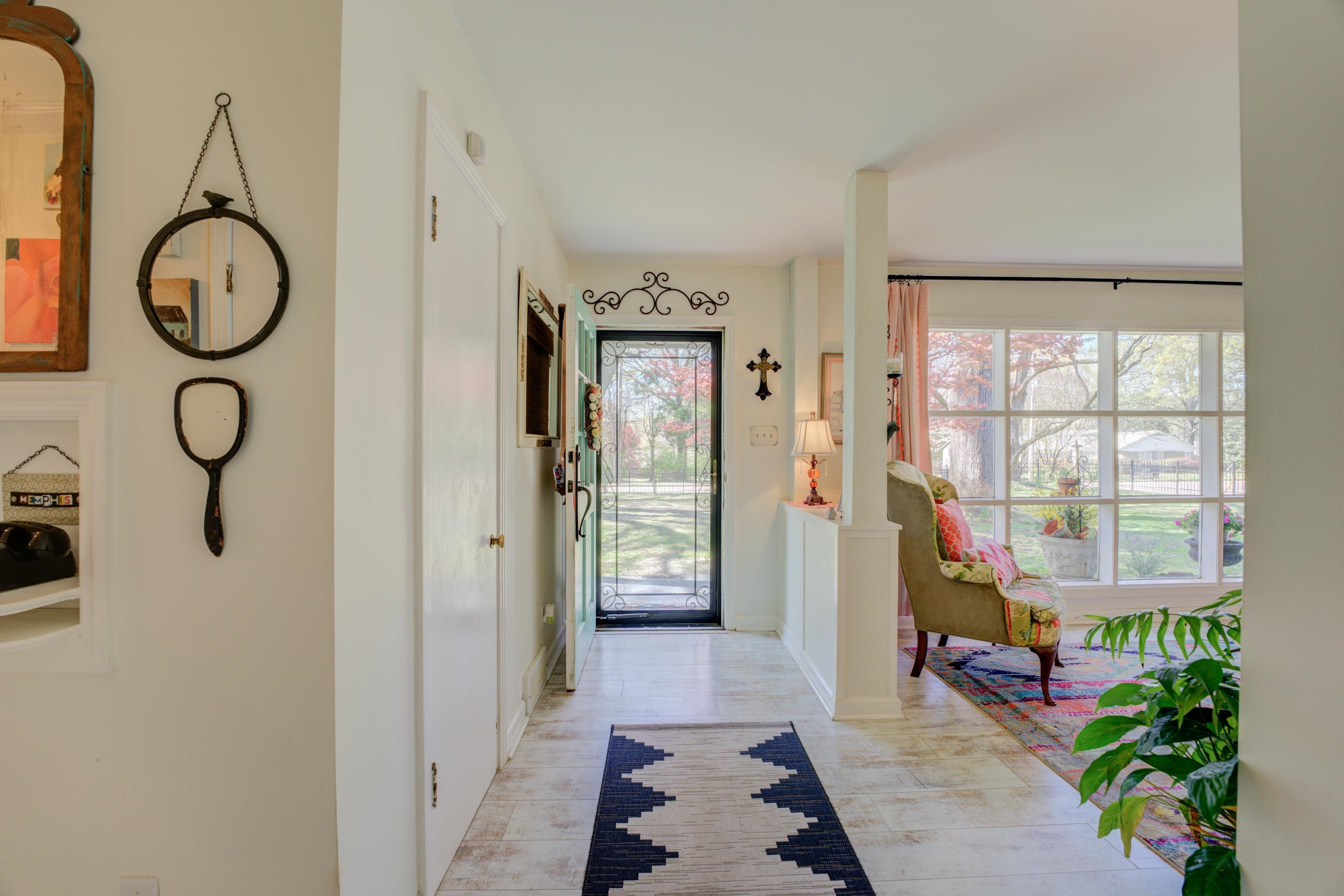 140 North Perkins Road Memphis, TN 38117 - Photo 4 of 25 a very nice looking room with a large window