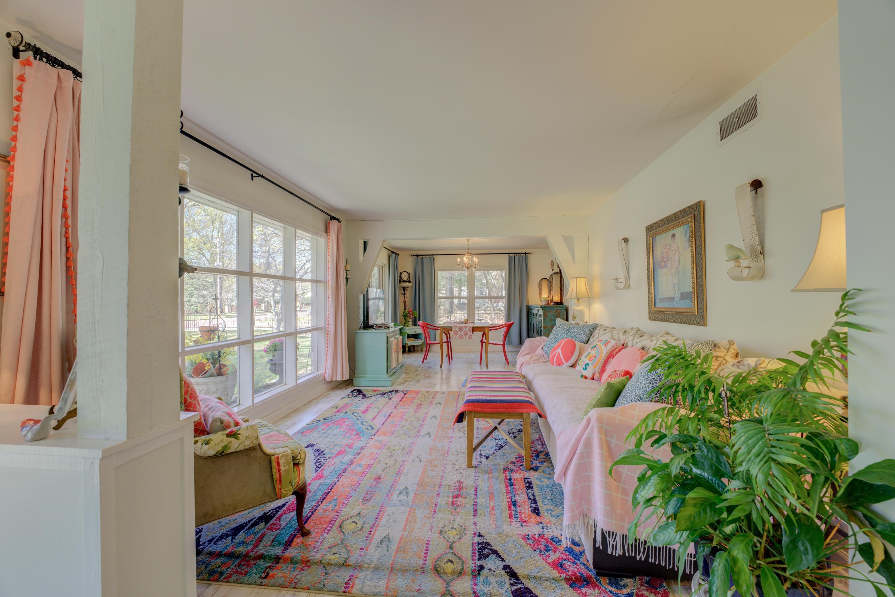 140 North Perkins Road Memphis, TN 38117 - Photo 5 of 25 a living room with furniture and a potted plant