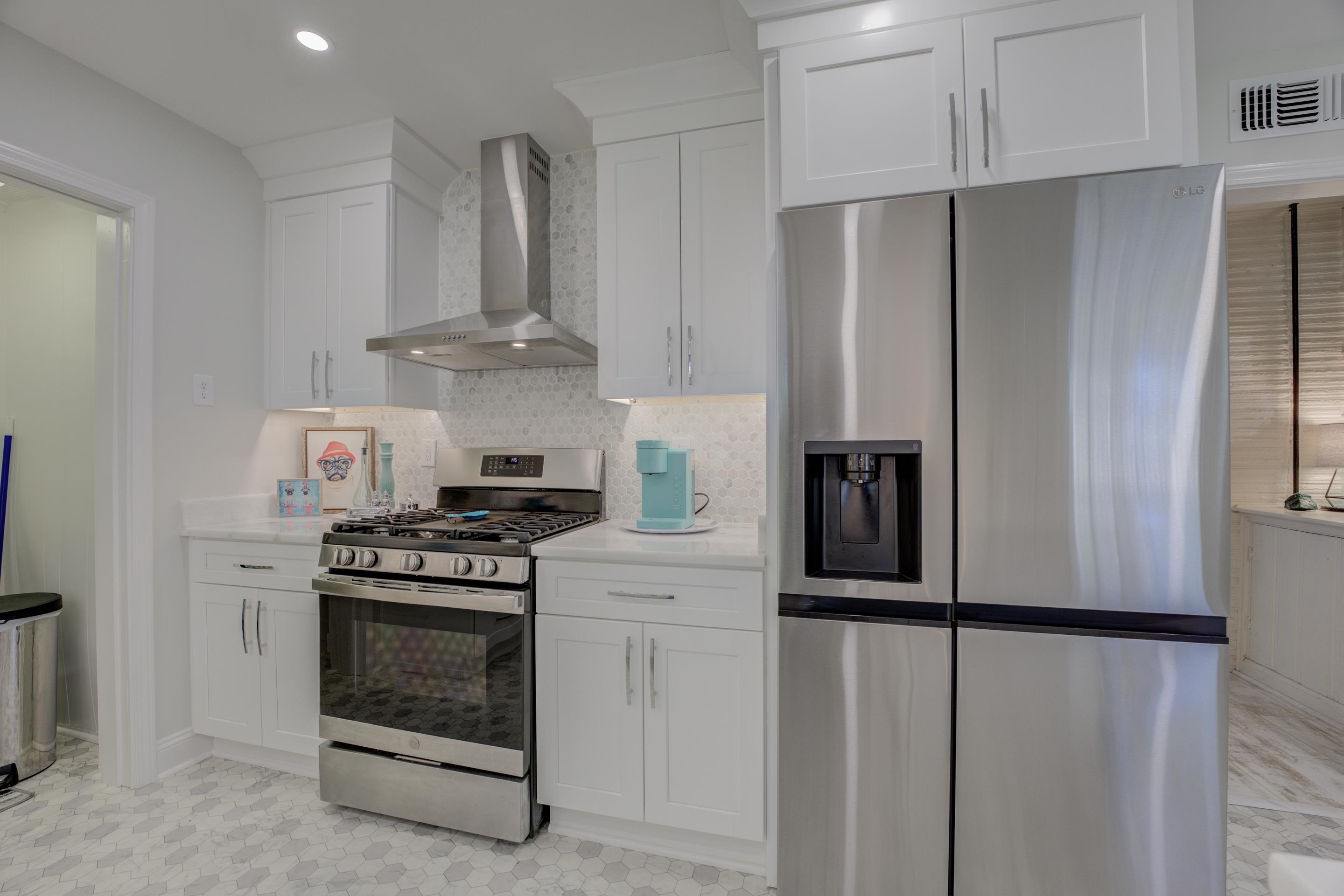 140 North Perkins Road Memphis, TN 38117 - Photo 10 of 25 a kitchen with stainless steel appliances a refrigerator a stove and white cabinets