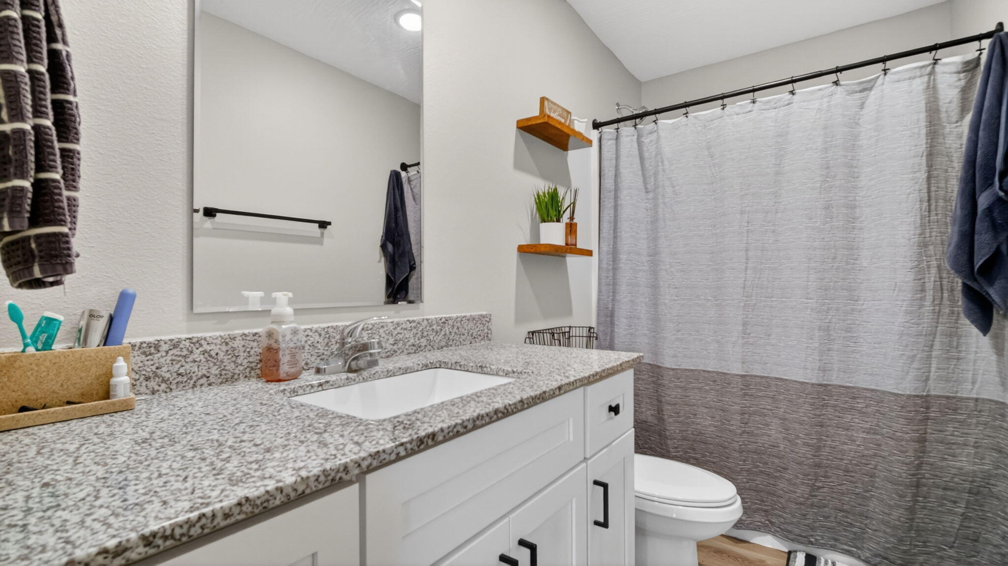738 Swiss Road Marshfield, MO 65706 - Photo 24 of 32 37-web-or-mls-bathroom 1