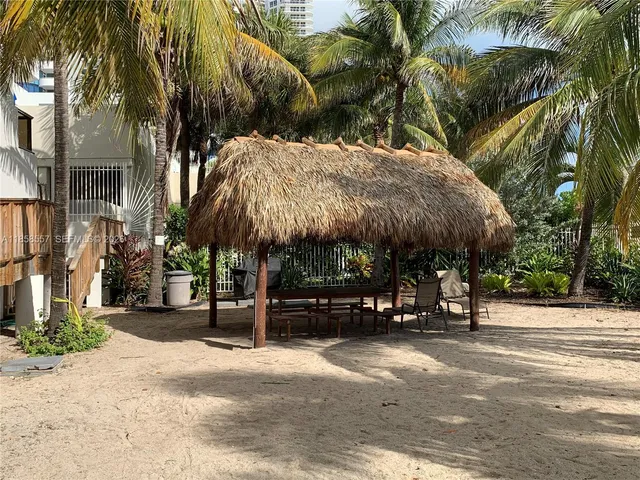 a view of a backyard