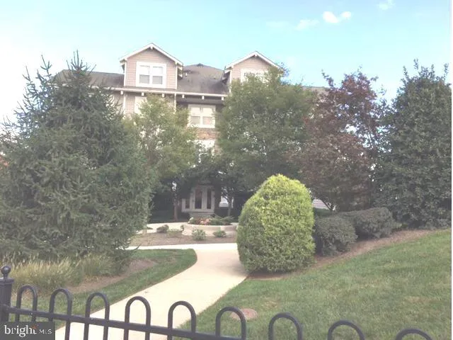 $2,350 | 12828 Clarksburg Square Road, Unit 303, Clarksburg, MD 20871