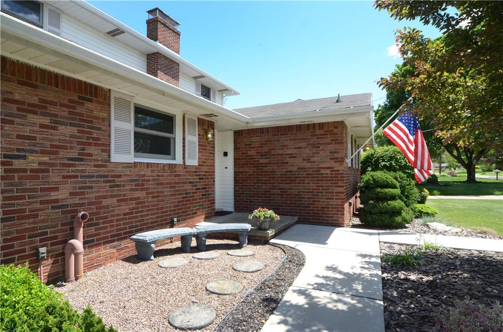 201 Lytton Road Coraopolis, PA 15108 - Photo 3 of 25 COURTYARD AS YOU ENTER