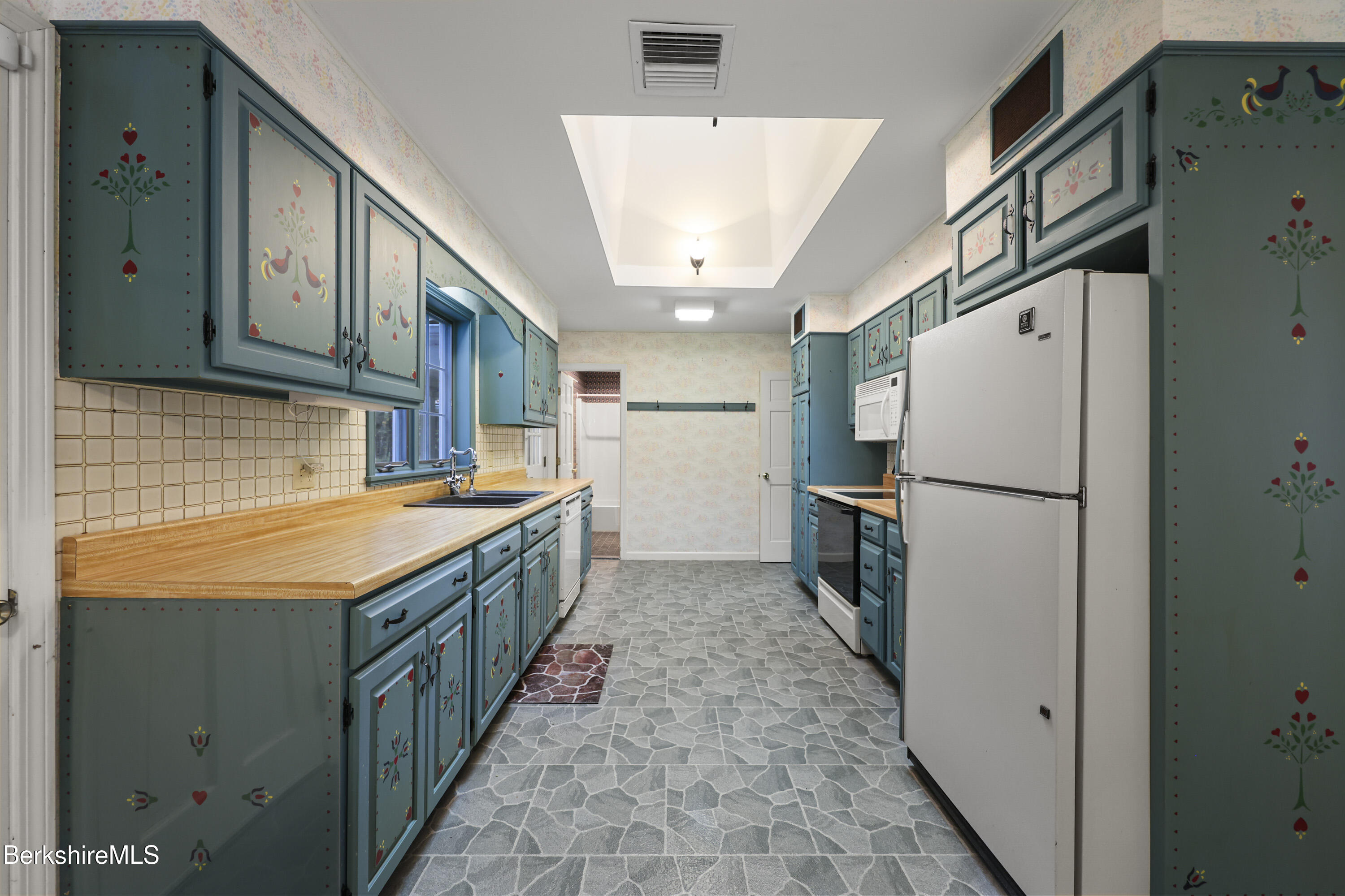 36 Glendale Road Stockbridge, MA 01262 - Photo 11 of 35 Kitchen2