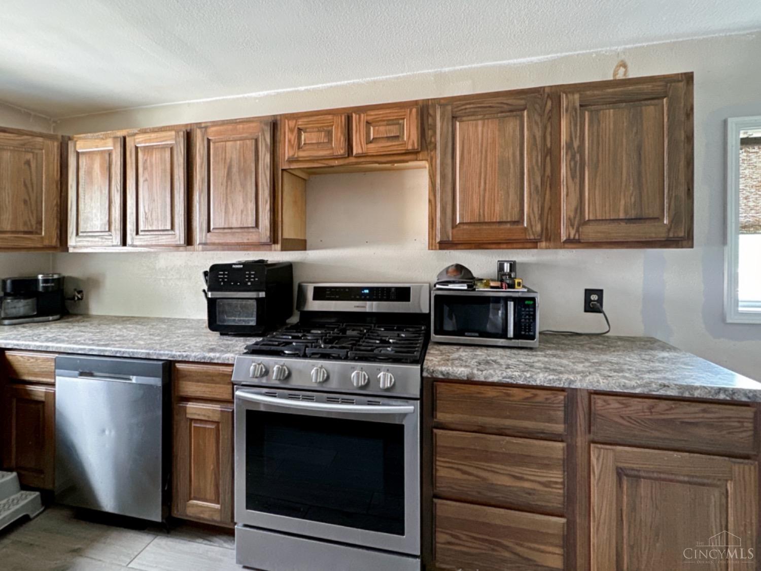 1519 Flemming Road Middletown, OH 45042 - Photo 5 of 25 The eat-in kitchen has been completed with tile plank floors and stainless steel appliances that convey with the home.