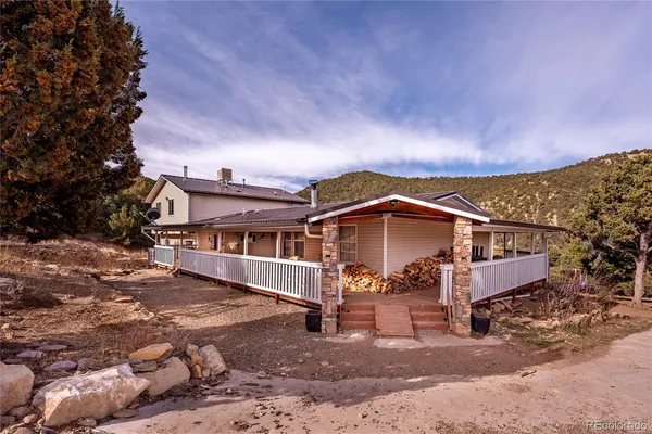 a view of a house with a yard