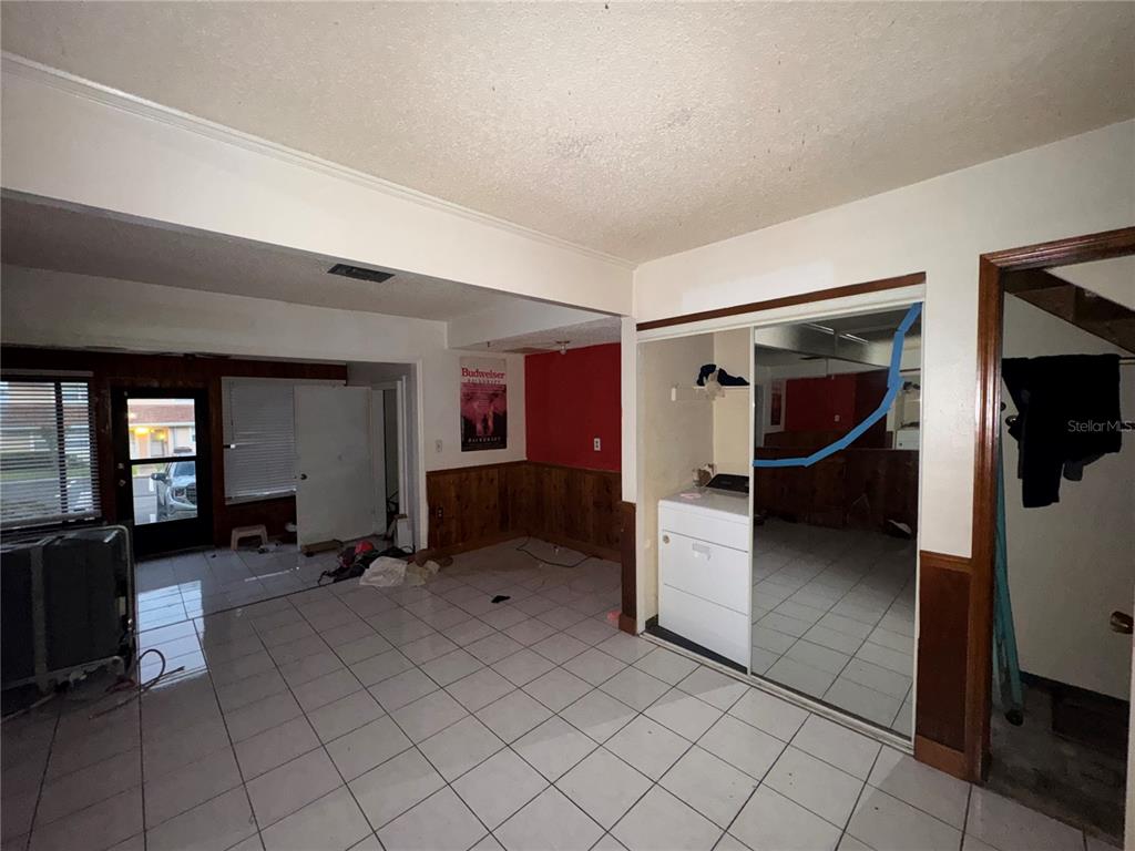 11001 Southeast Sunset Harbor Road, Unit D21 Summerfield, FL 34491 - Photo 5 of 15 a view of a livingroom with furniture and furniture