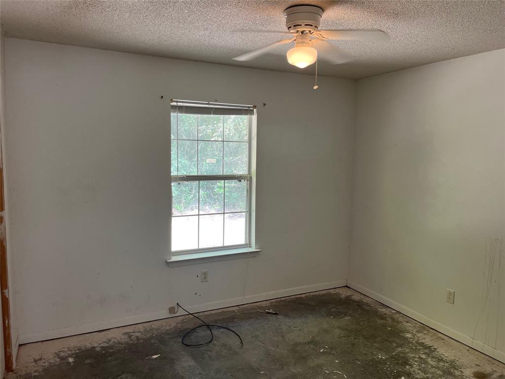 105 East Foggle Street Athens, TX 75751 - Photo 19 of 21 an empty room with a window