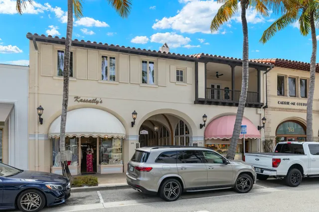 a view of a water fountain in front of building