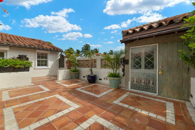 a view of a house with backyard and porch