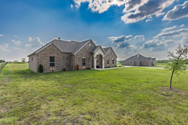 a view of a house with a big yard