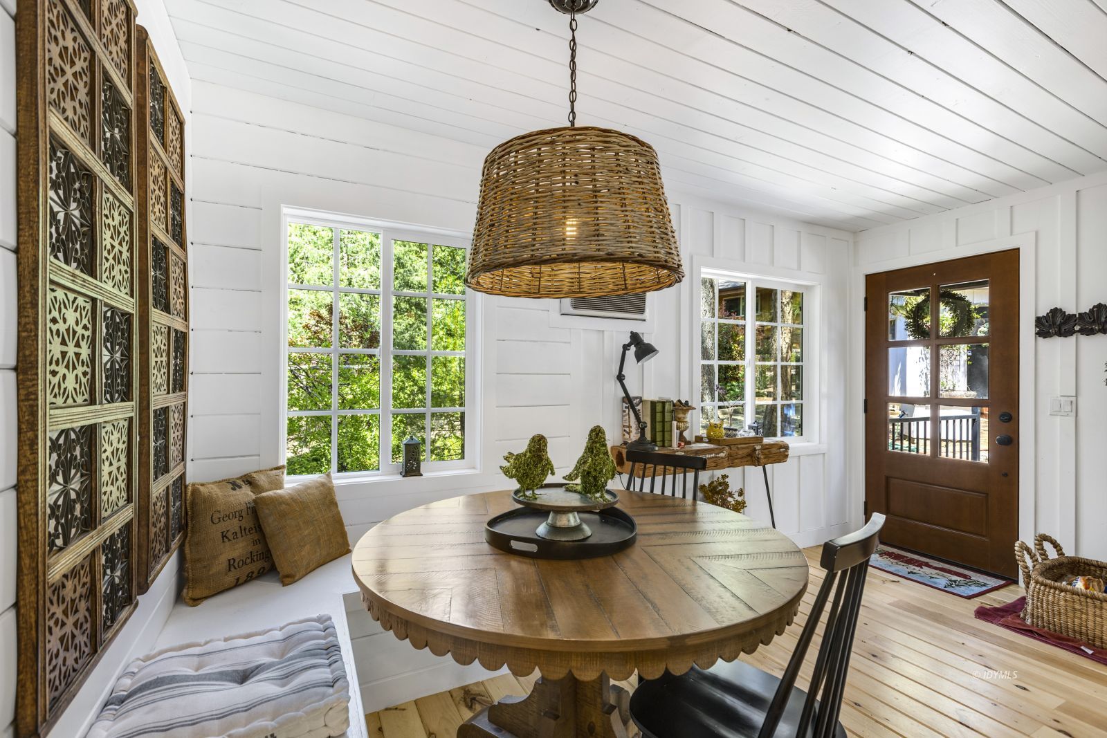 25115 Rim Rock Road Idyllwild, CA 92549 - Photo 6 of 26 Light & Bright interior spaces