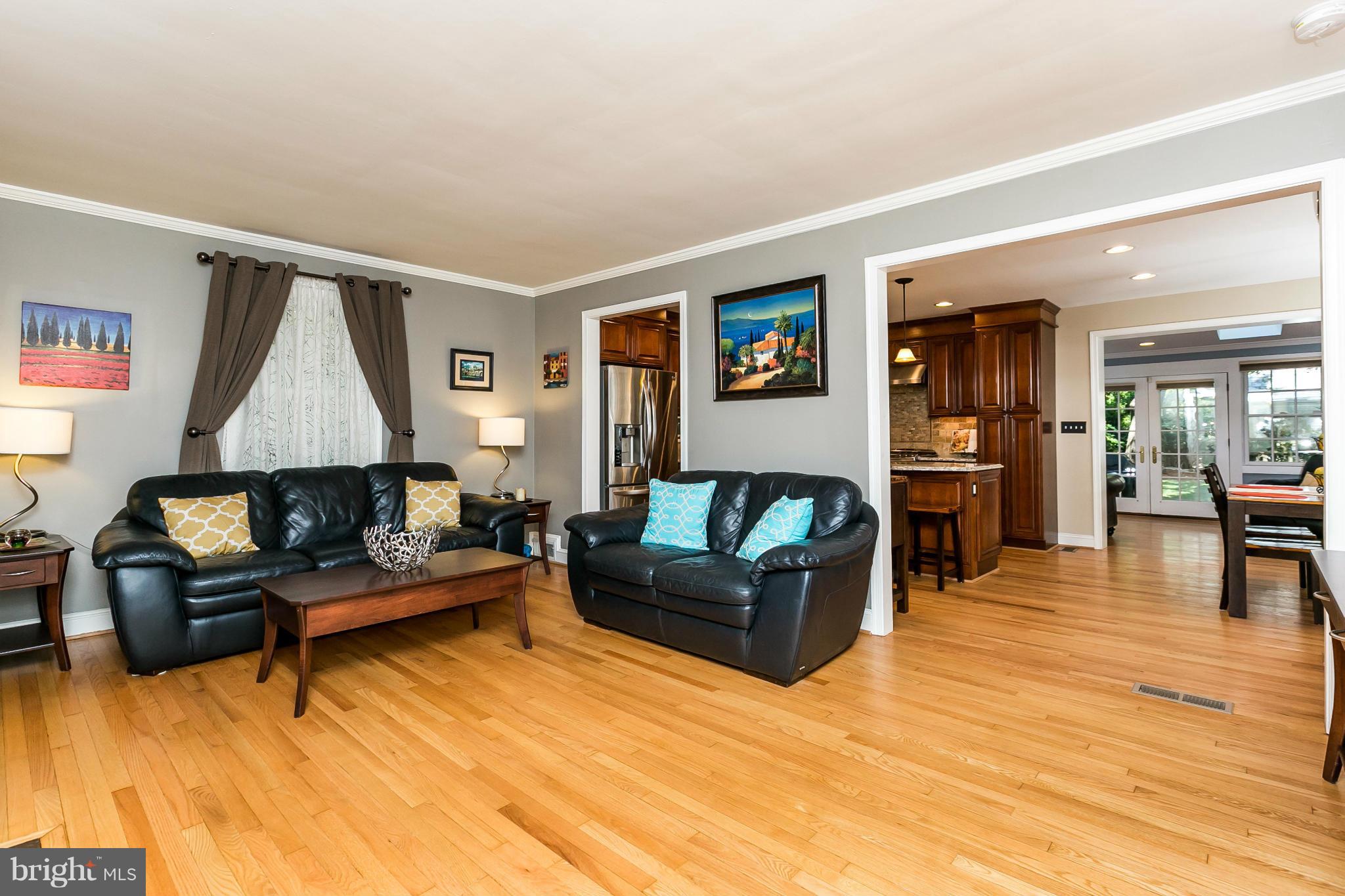 316 Broadmoor Road Baltimore, MD 21212 - Photo 7 of 30 Living Room