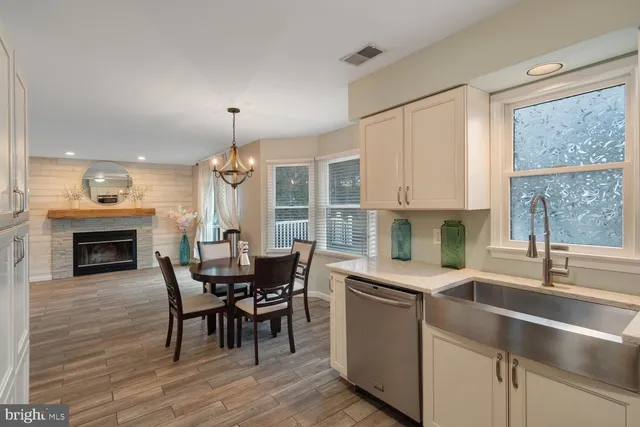 a view of livingroom with washer and dryer