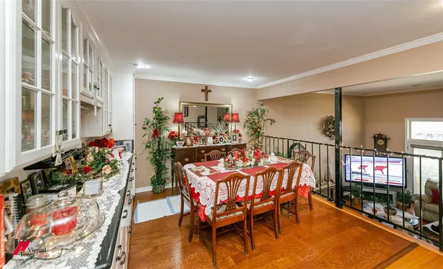 a very nice looking room with chairs