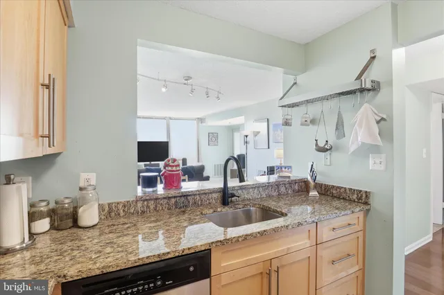 $259,000 | 10101 Grosvenor Place, Unit 1104, Rockville, MD 20852