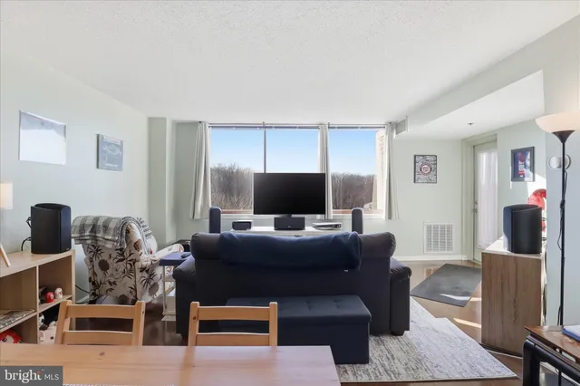 $259,000 | 10101 Grosvenor Place, Unit 1104, Rockville, MD 20852