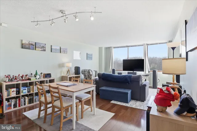 $259,000 | 10101 Grosvenor Place, Unit 1104, Rockville, MD 20852