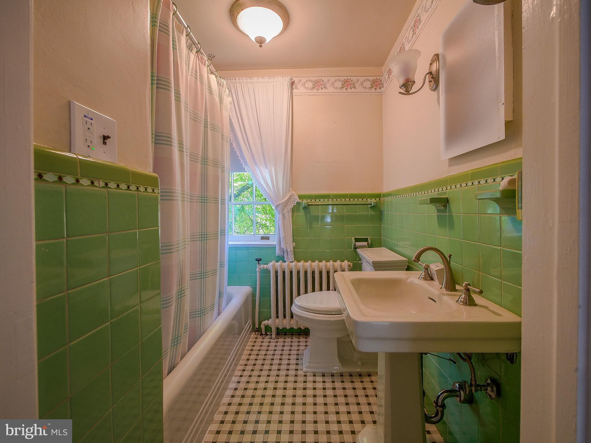 300 Glenloch Road Ridley Park, PA 19078 - Photo 44 of 70 2nd Flr Hall Bath