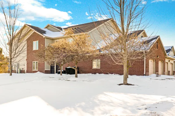 $349,900 | 4869 South Forest Ridge Drive, Unit 17, New Berlin, WI 53151