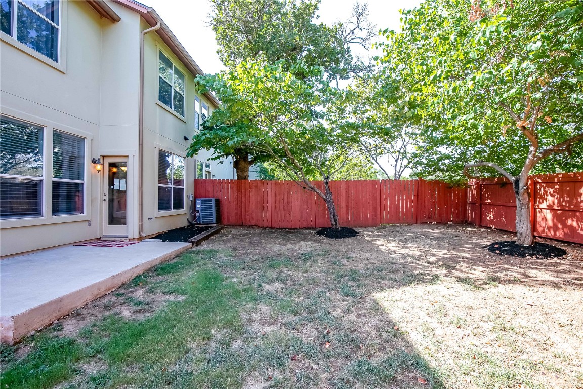 2410 Great Oaks Drive, Unit 804 Round Rock, TX 78681 - Photo 30 of 37 a backyard of a house