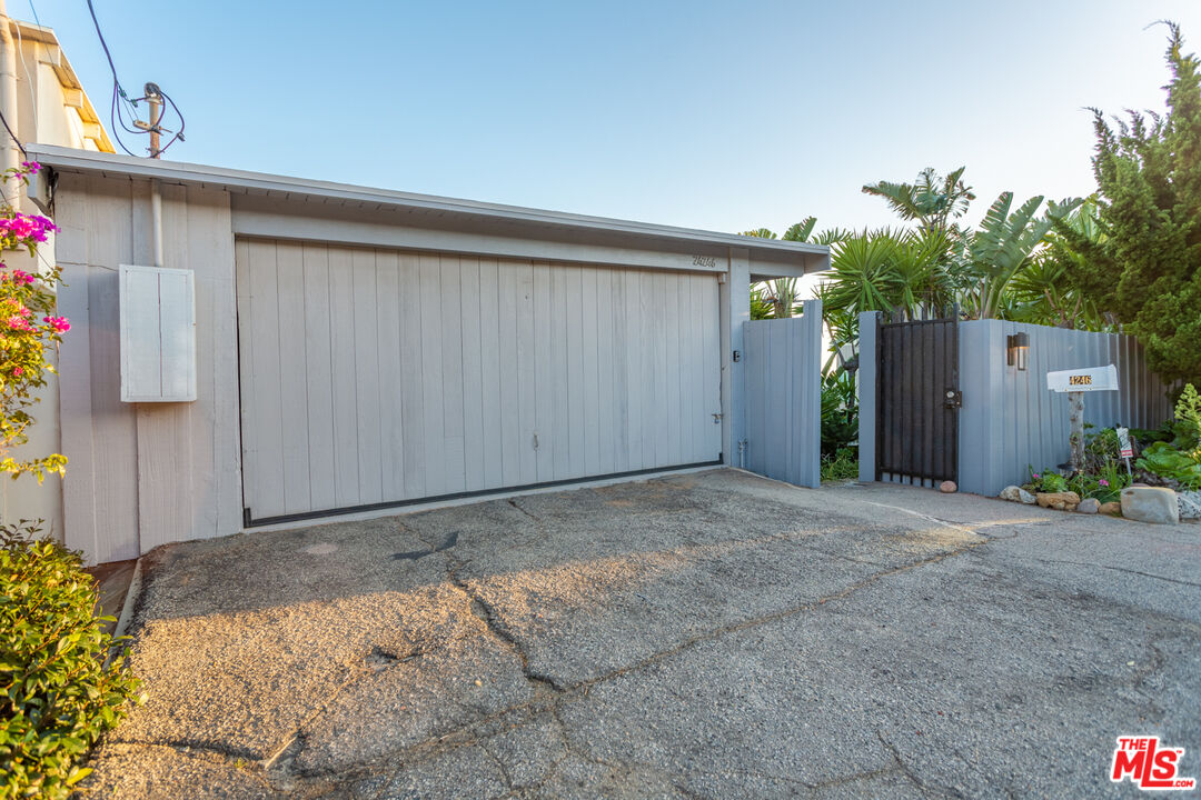 24246 Malibu Road Malibu, CA 90265 - Photo 20 of 20 a backyard of a house