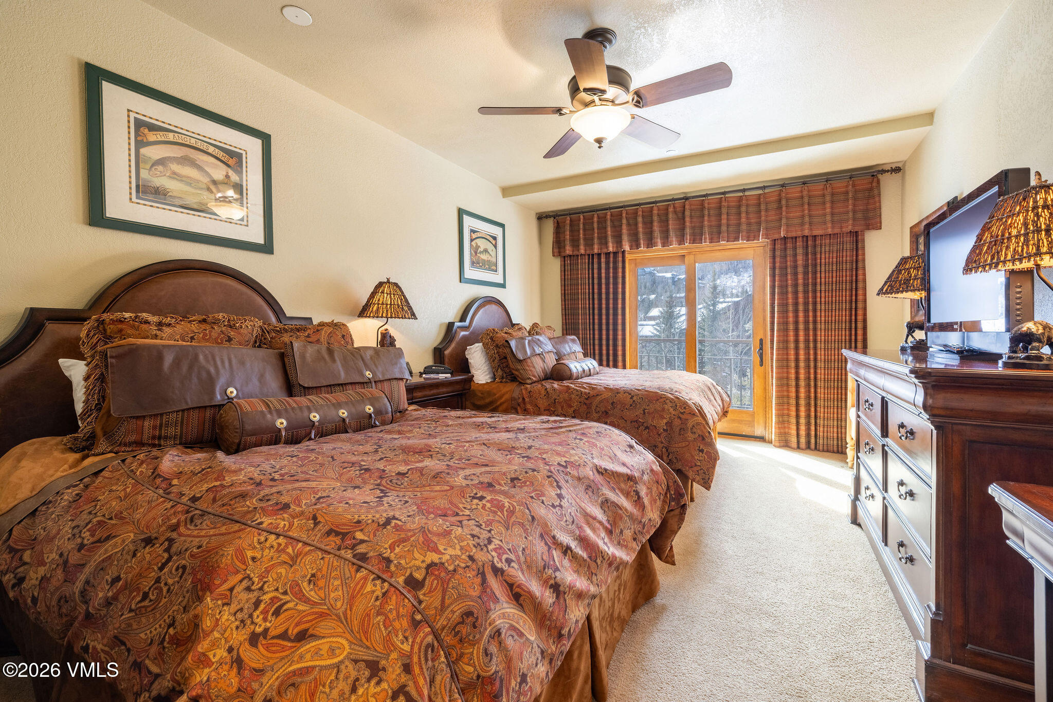 120 Offerson Road, Unit 7220/25 Beaver Creek, CO 81620 - Photo 6 of 17 a spacious bedroom with two beds and a chandelier