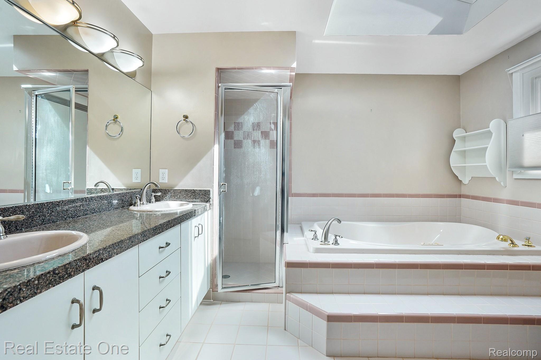 5891 Shaun Road West Bloomfield, MI 48322 - Photo 17 of 37 016 Master Bath.jpg