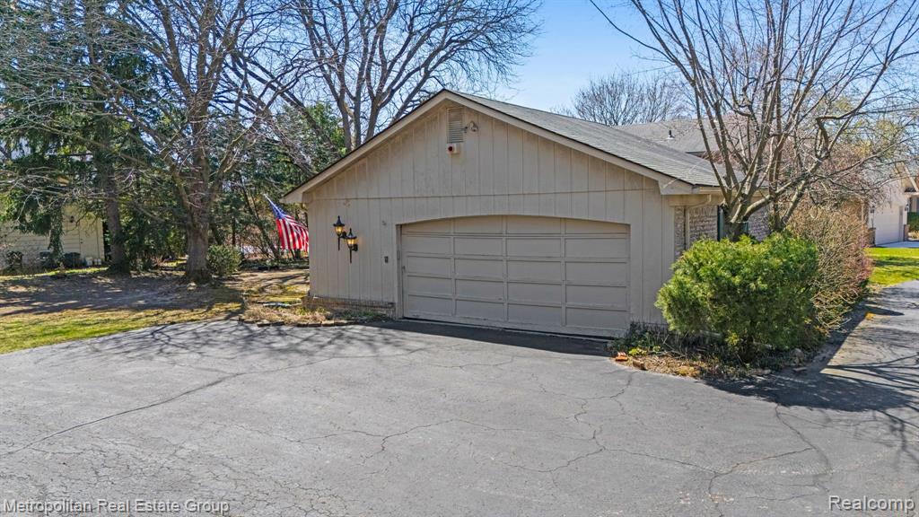 29607 High Valley Road Farmington Hills, MI 48331 - Photo 26 of 27