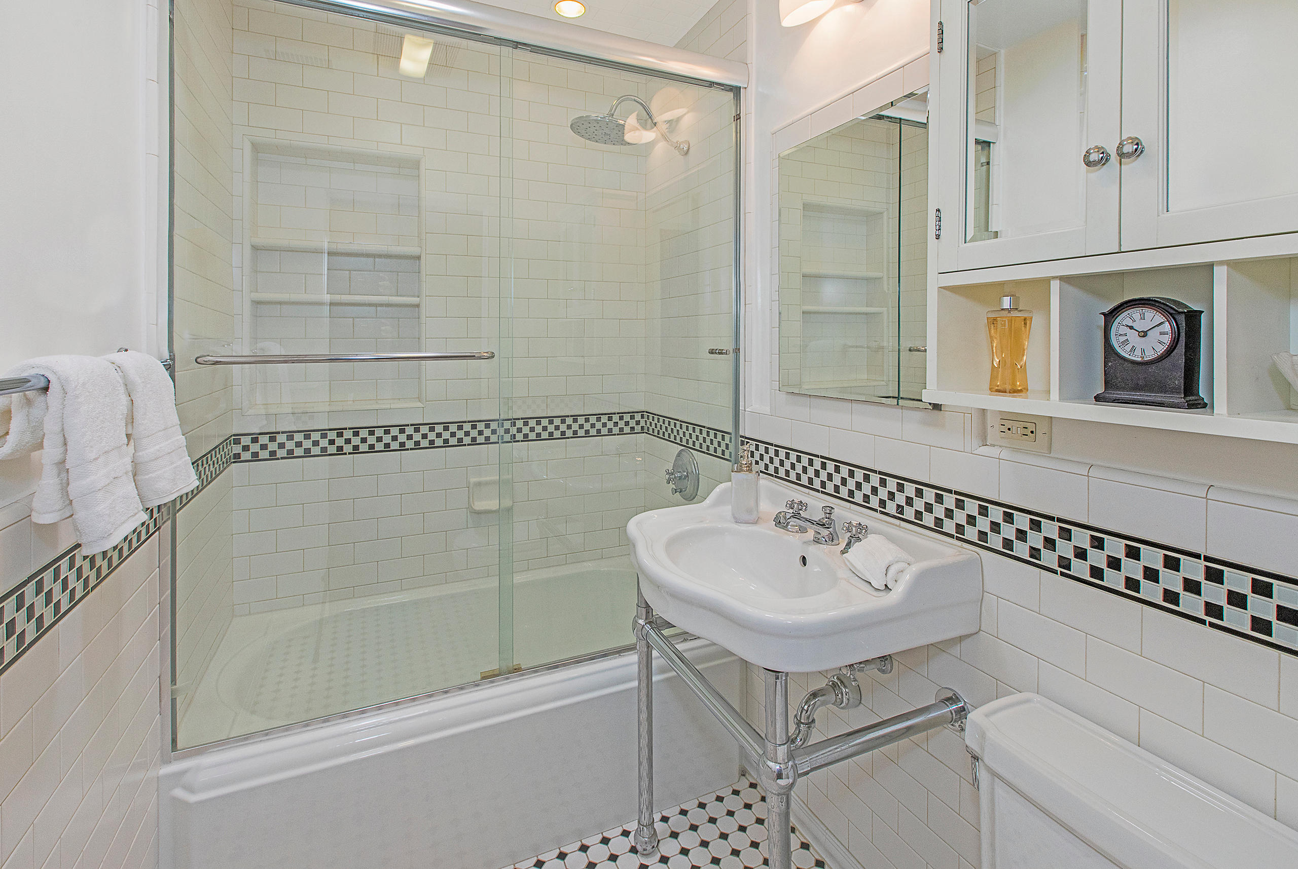 700 Northview Road Santa Barbara, CA 93105 - Photo 18 of 21 Hall Bath-700 Northview Rd