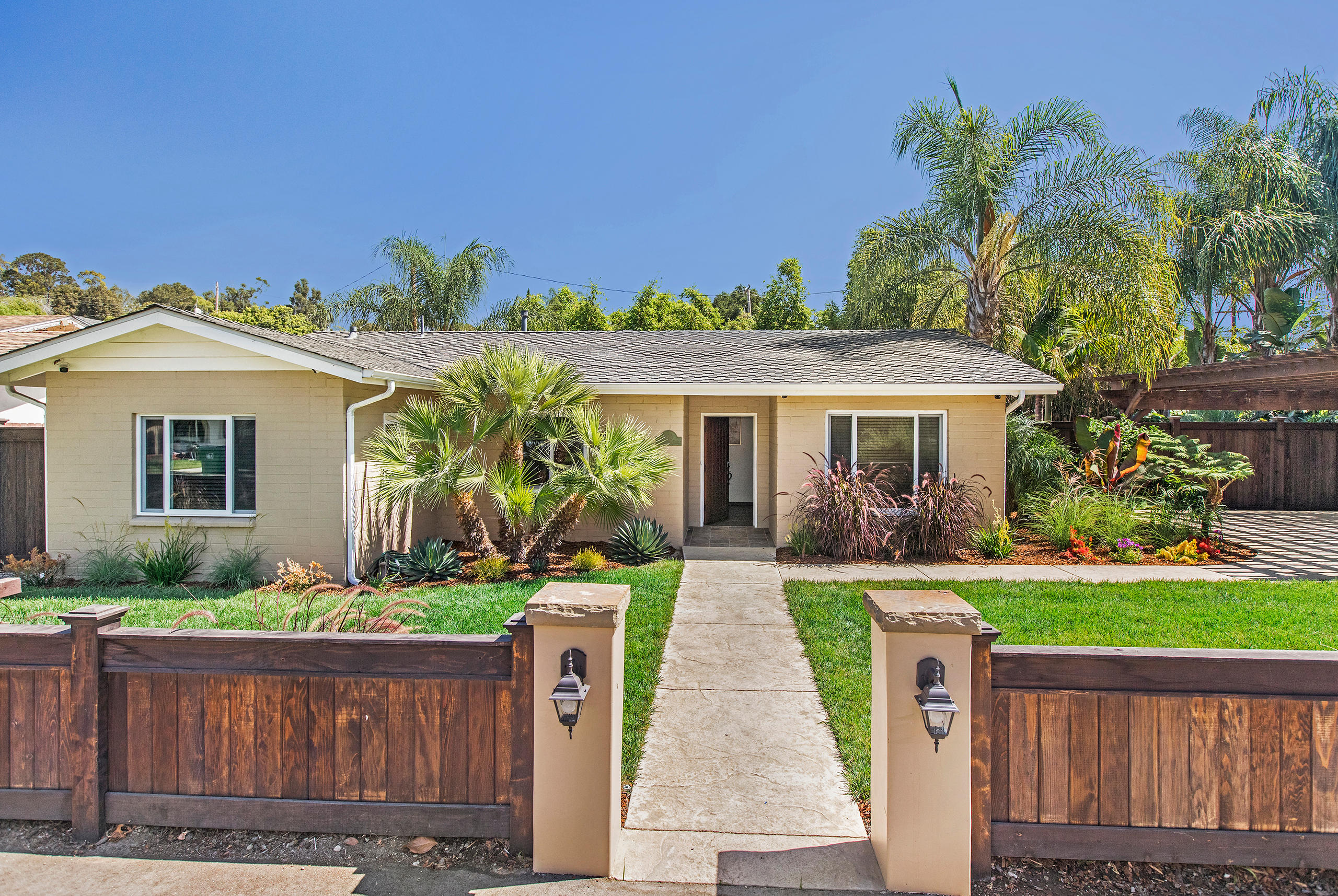 700 Northview Road Santa Barbara, CA 93105 - Photo 2 of 21 Entry-700 Northview Rd