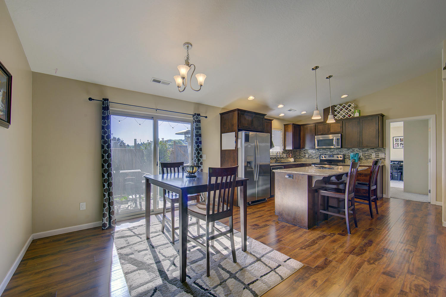 124 Dianne Way Eagle Point, OR 97524 - Photo 7 of 26 Dining, Kitchen