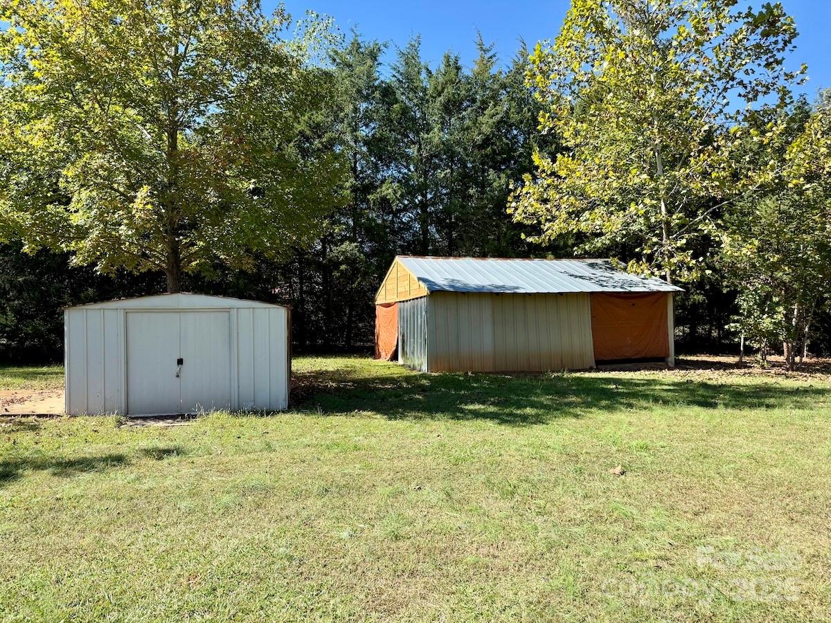 1054 Sandy Springs Road Rutherfordton, NC 28139 - Photo 29 of 33 a backyard of a house