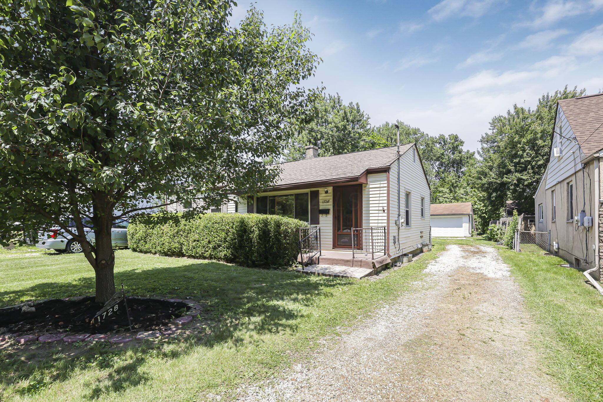 1728 East Cooke Road Columbus, OH 43224 - Photo 3 of 49 3-web-or-mls-0N4A7404