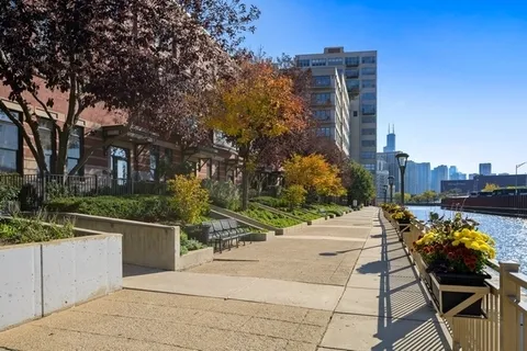 $800,000 | 1035 North Kingsbury Street, Chicago, IL 60610