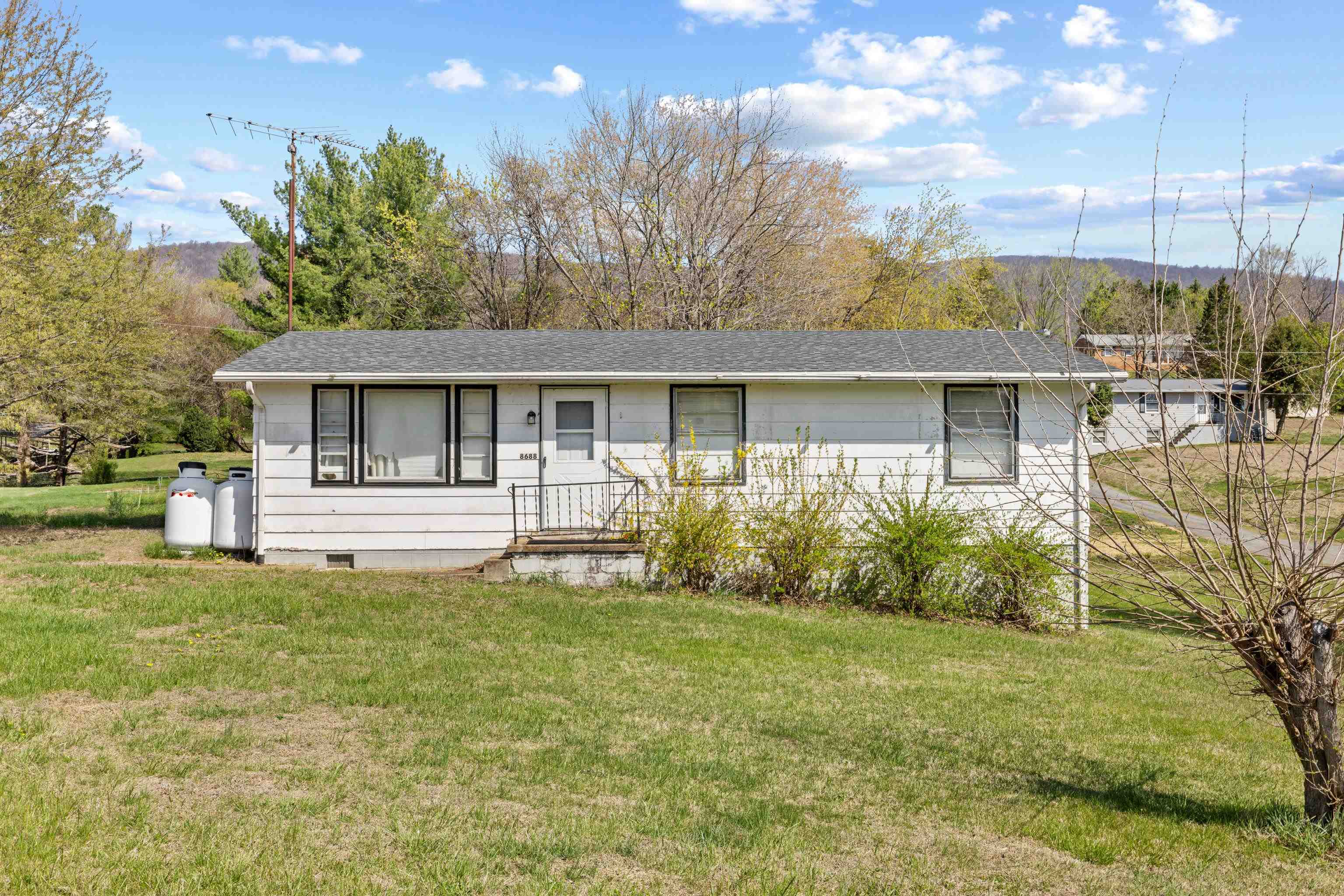 8688 Brooksville Road Greenwood, VA 22943 - Photo 2 of 24