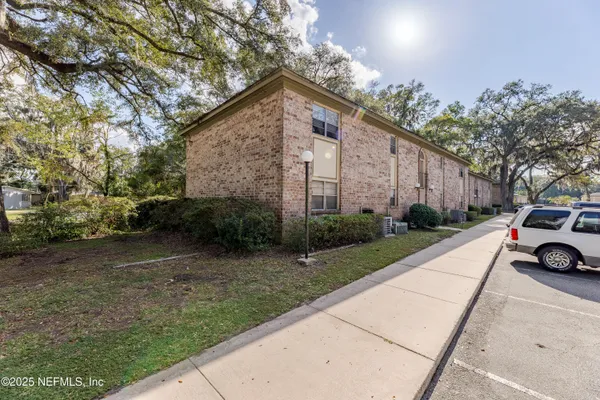 a car parked in front of white house