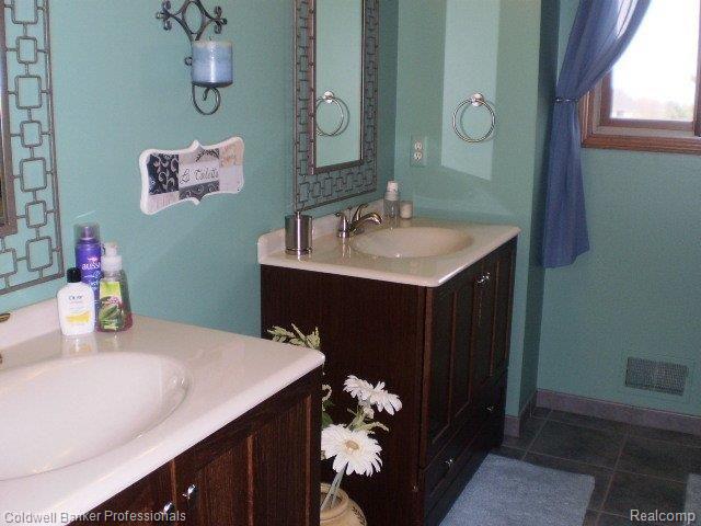 573 Shellbourne Drive Rochester, MI 48309 - Photo 18 of 24 016.JPG