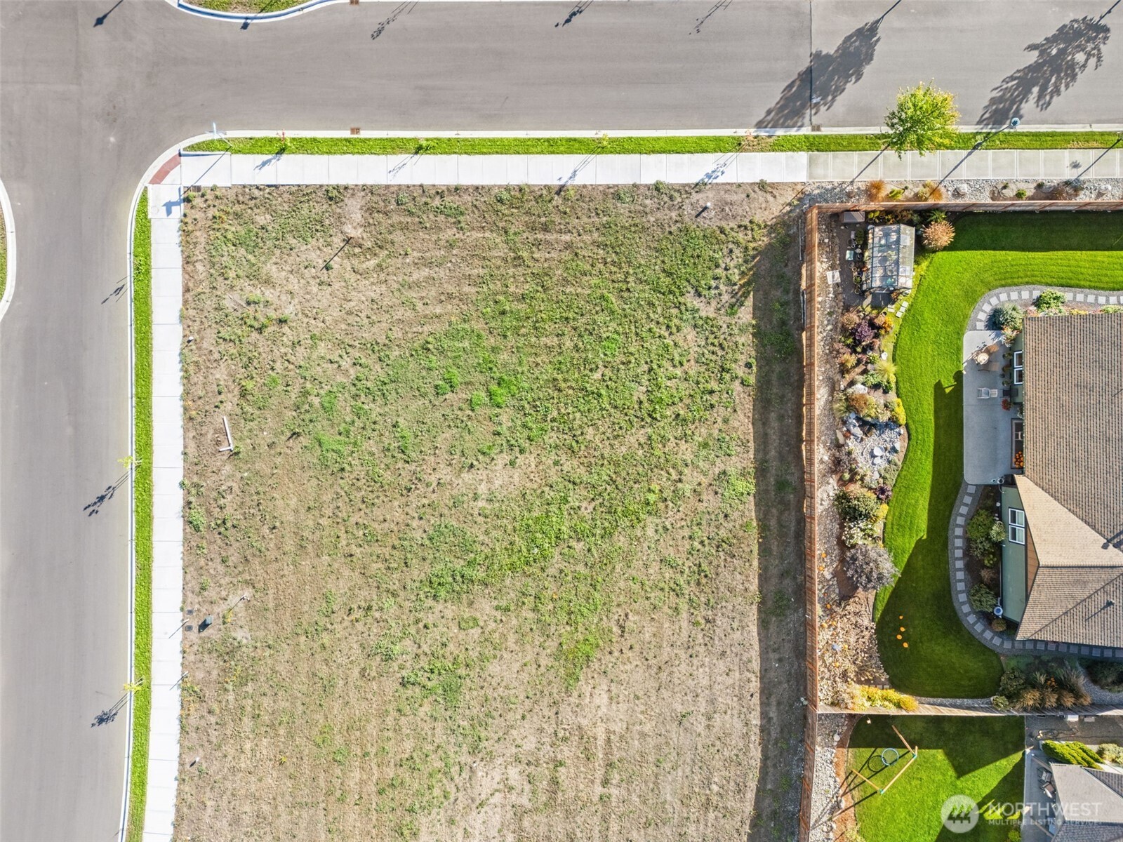 31 Colchester Street Sequim, WA 98382 - Photo 7 of 22 a bathroom with a bathtub and shower