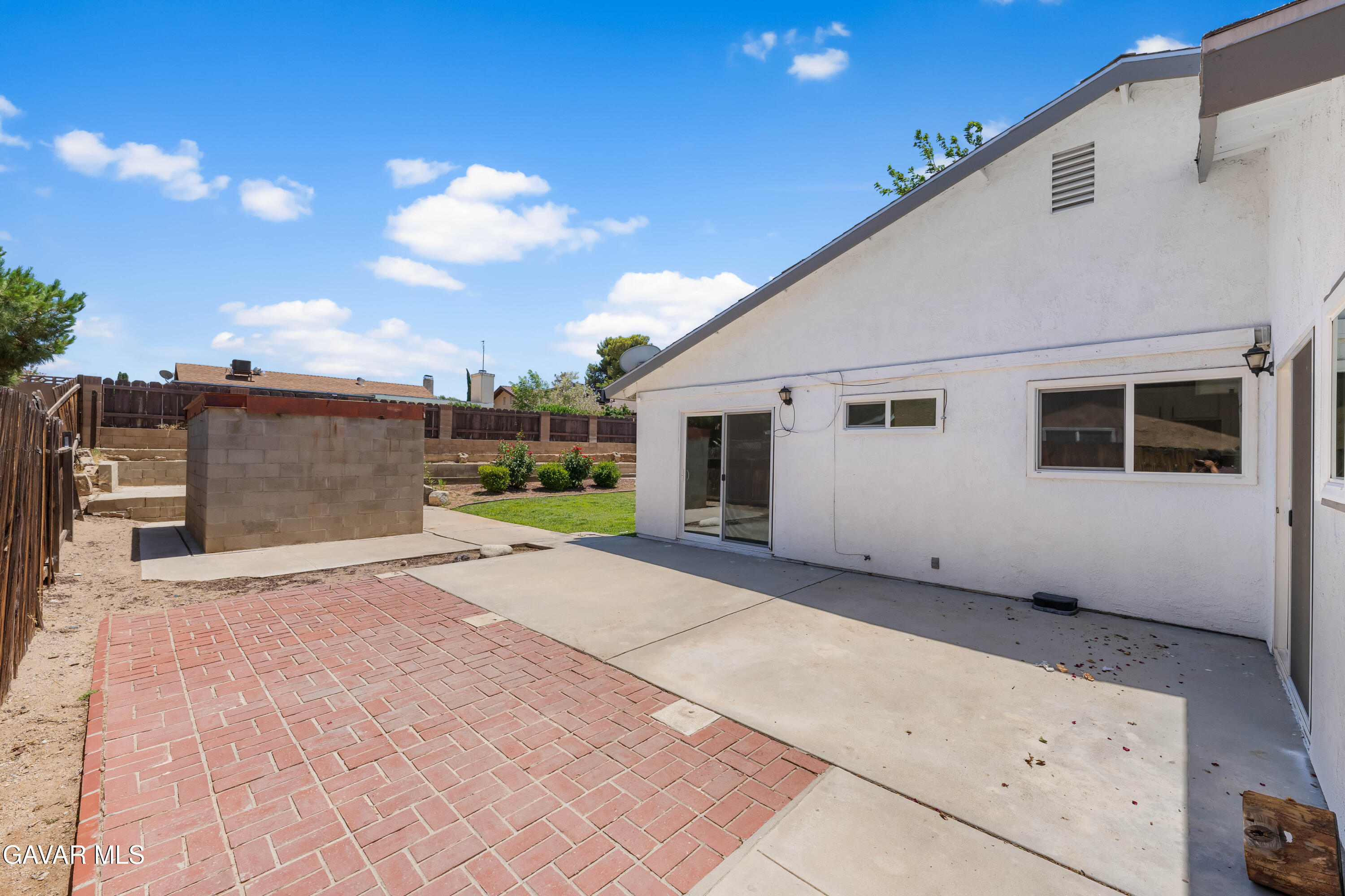 39056 Dianron Road Palmdale, CA 93551 - Photo 29 of 35 a view of a backyard of the house