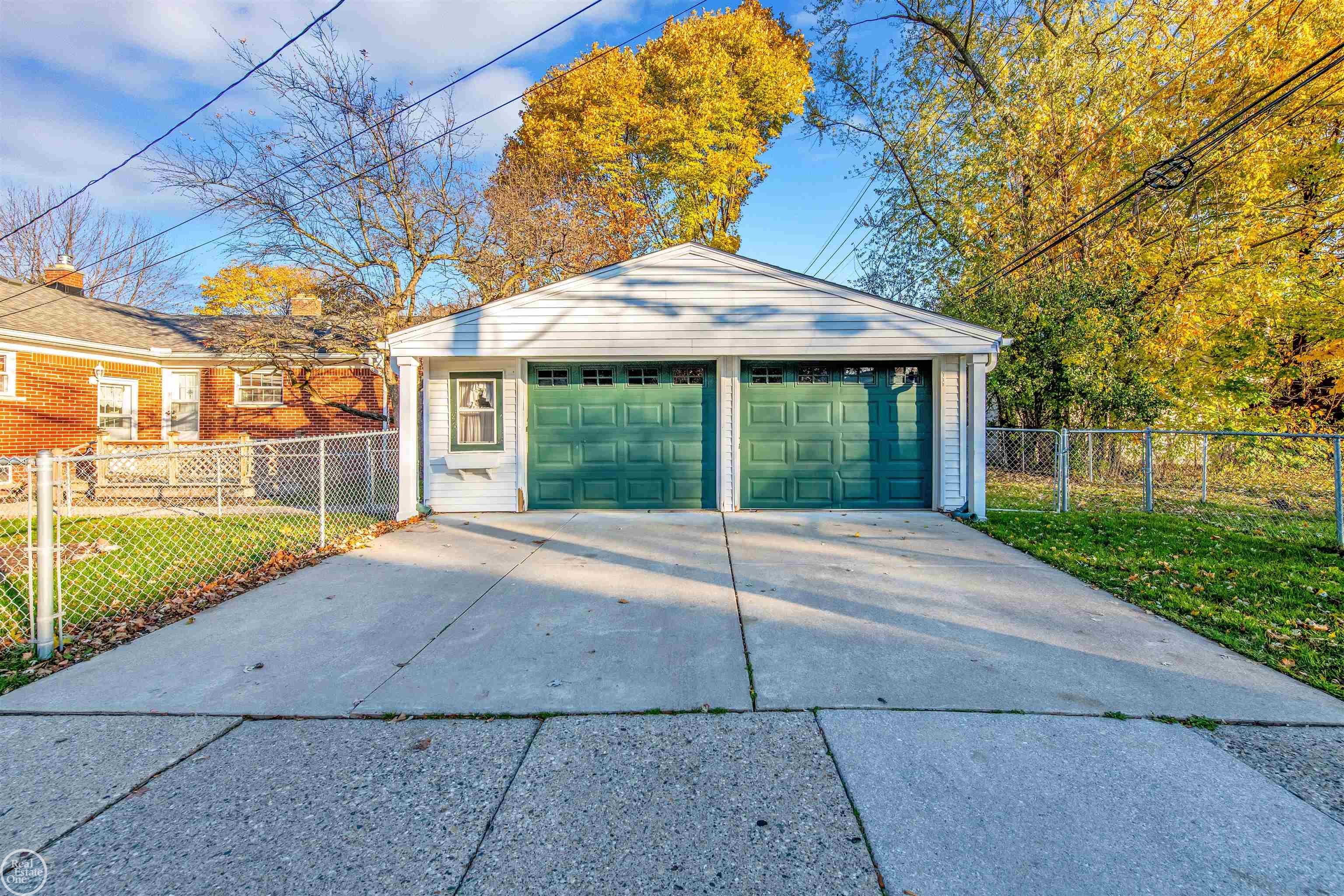 2079 Hampton Road Grosse Pointe, MI 48236 - Photo 38 of 39 50127742-37.JPG