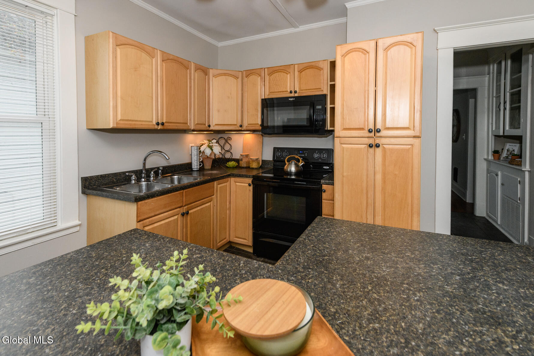 1146 Glenwood Boulevard Schenectady, NY 12308 - Photo 7 of 17 DSC_9218