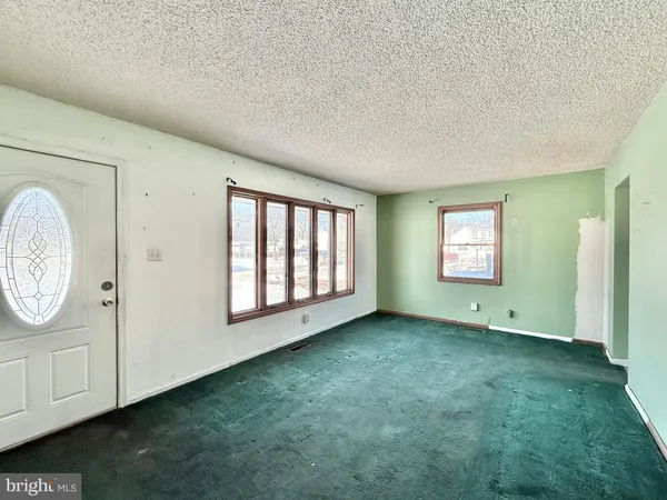 $229,900 | 6 Holly Drive, West Berlin, NJ 08091