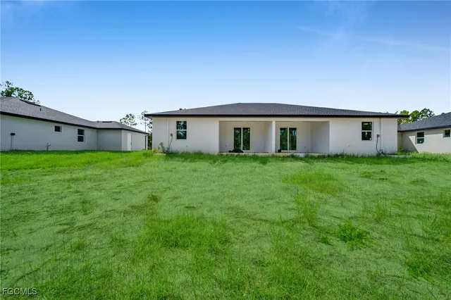 a view of a house with yard