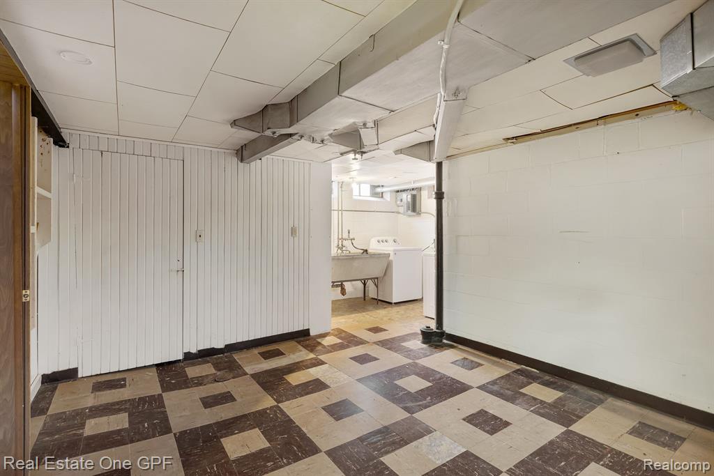 879 Roslyn Road Grosse Pointe Woods, MI 48236 - Photo 27 of 39