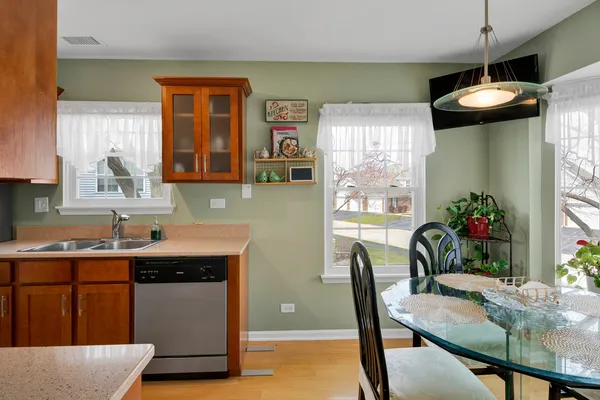 $294,990 | 1903 Quaker Hollow Lane, Streamwood, IL 60107