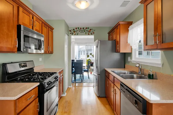 $294,990 | 1903 Quaker Hollow Lane, Streamwood, IL 60107