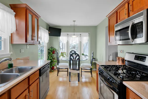 $294,990 | 1903 Quaker Hollow Lane, Streamwood, IL 60107
