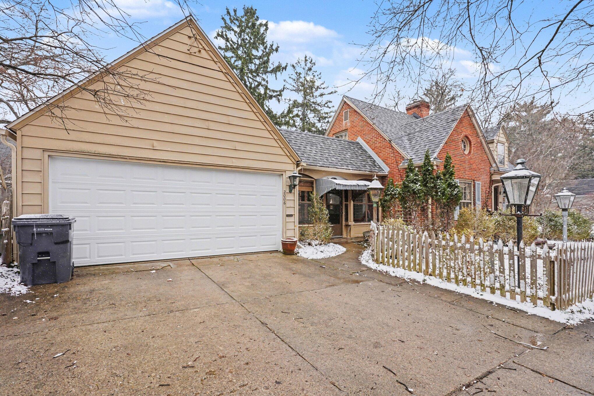 2006 Centerridge Road Kalamazoo, MI 49008 - Photo 3 of 25 004_dsc09490_906