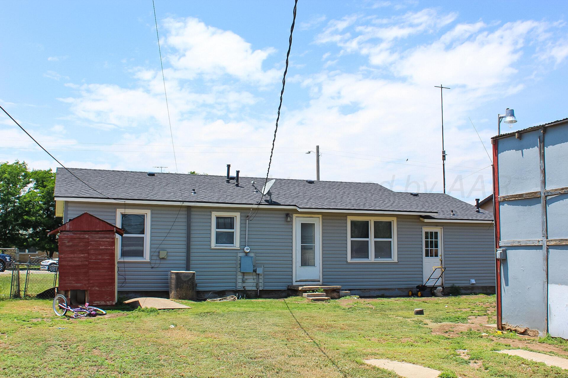 813 Ave Q Sunray, TX 79086 - Photo 15 of 17 a front view of a house with a yard